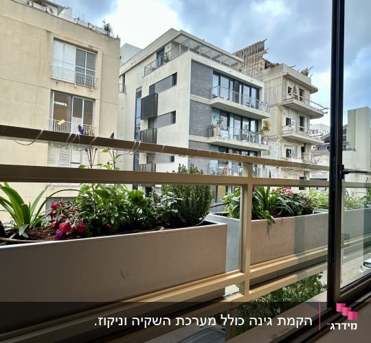 עציצים עם פרחים על מרפסת בבניין מגורים